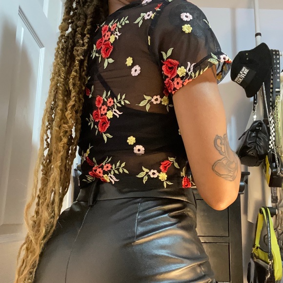 EMBROIDERED FLORAL LACE CROP BLOUSE - Picture 2 of 4